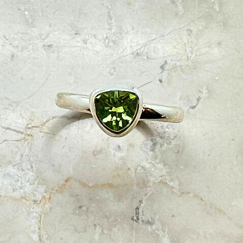 Peridot silverring fasetterad  stolek 7