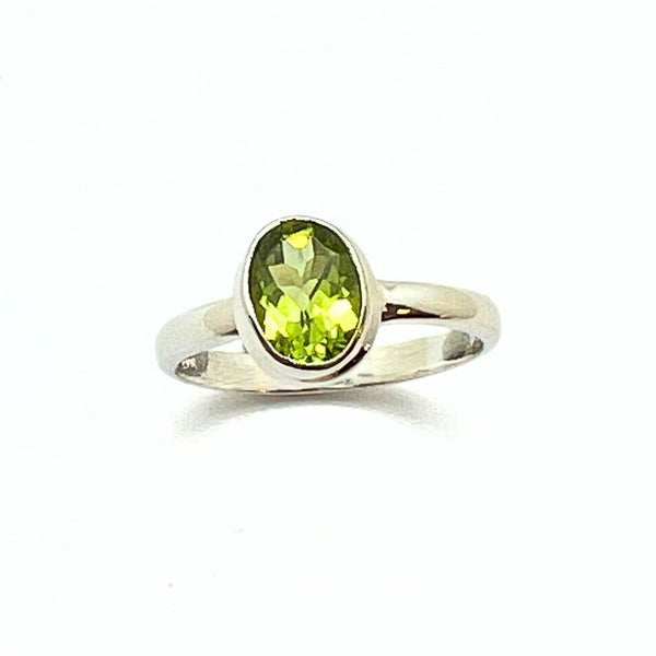 Peridot silverring fasetterad storlek 7