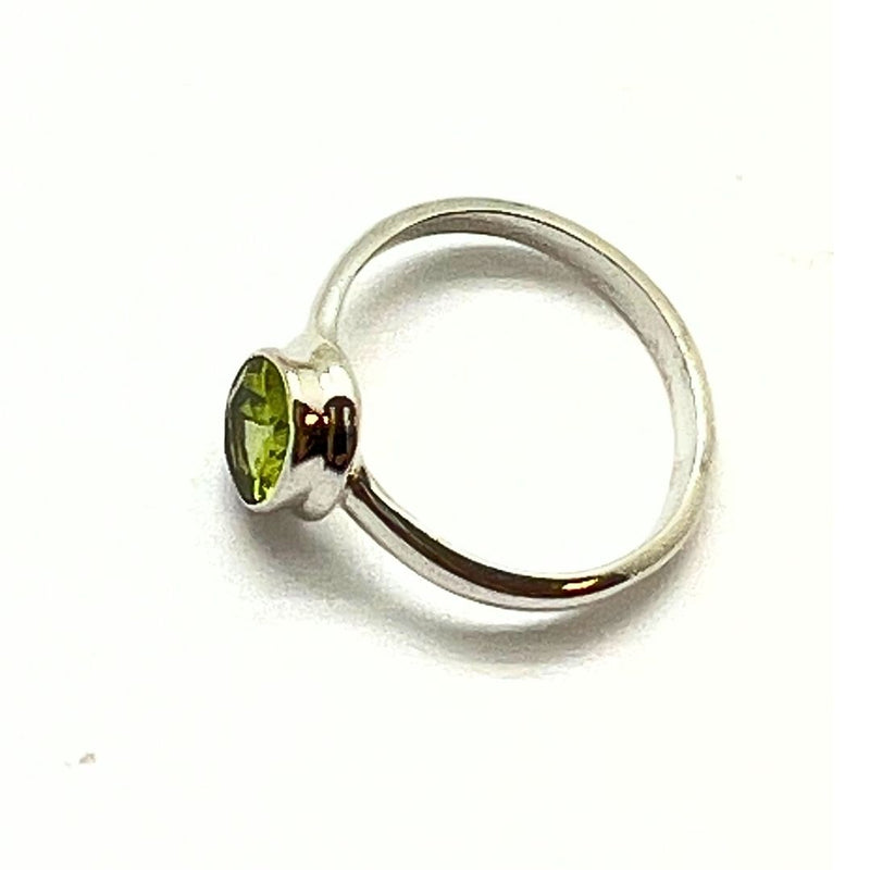 Peridot silverring fasetterad storlek 7