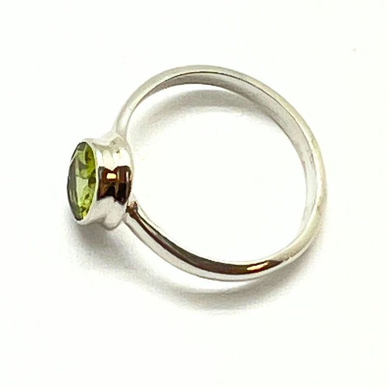 Peridot silverring fasetterad storlek 7