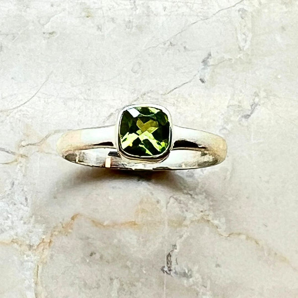 Peridot silverring fasetterad storlek 6