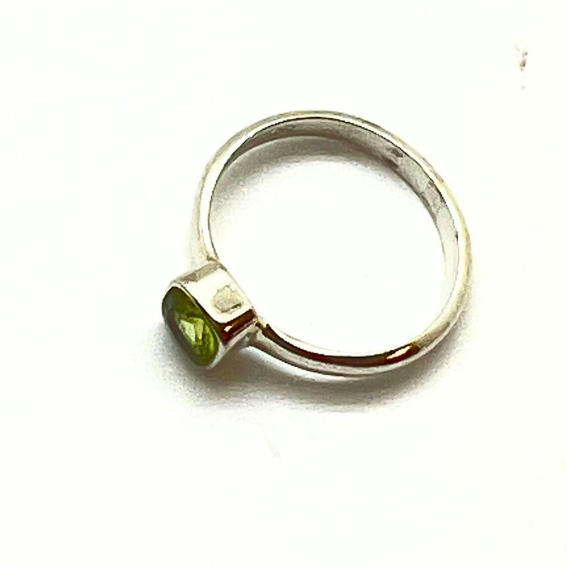 Peridot silverring fasetterad storlek 6