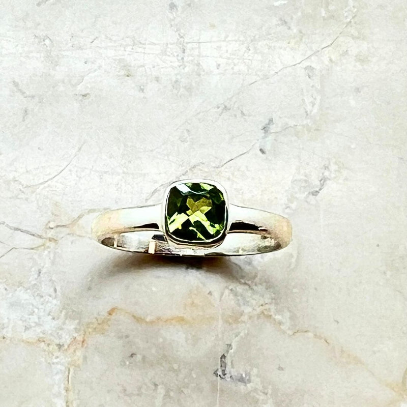 Peridot silverring fasetterad storlek 6