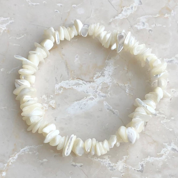 Mother of pearl chip bracelet with elastic thread