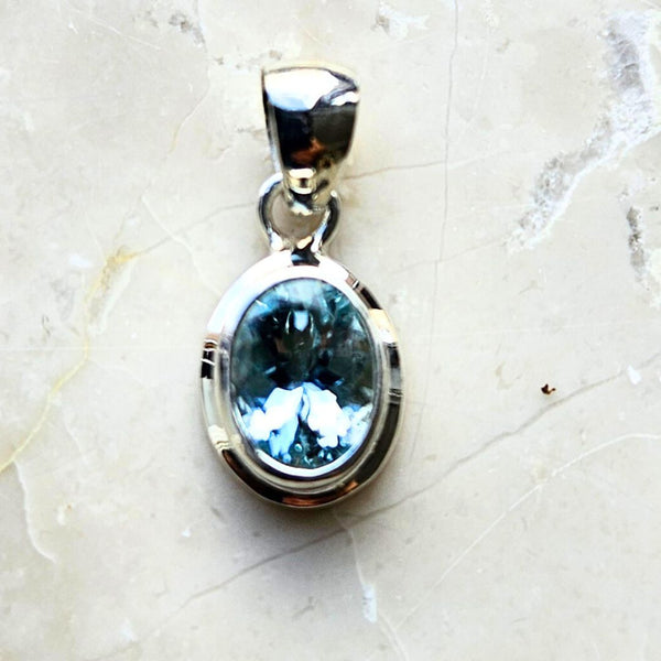 Aquamarine, small oval pendant in silver