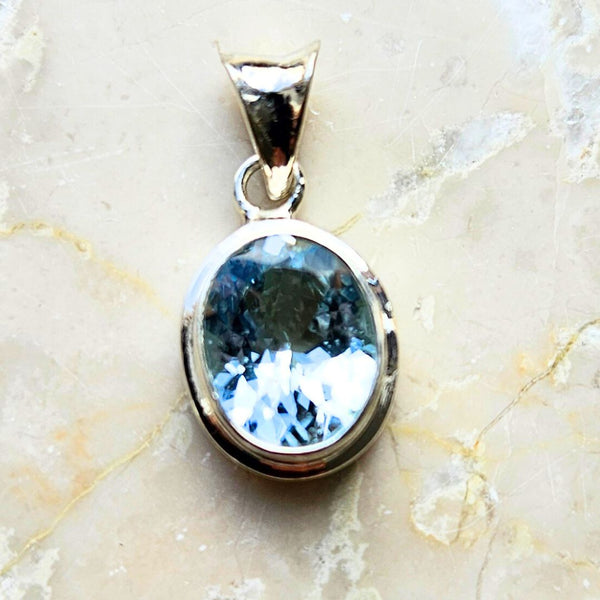 Aquamarine, oval pendant in silver