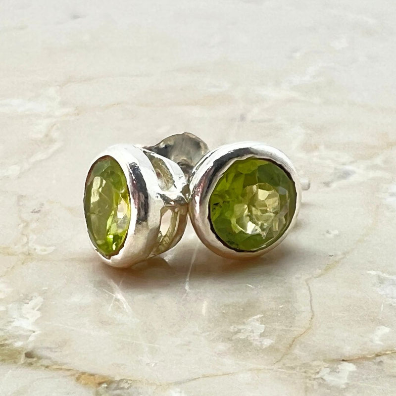 Peridot, stiftörhänge rund fasett 6 mm