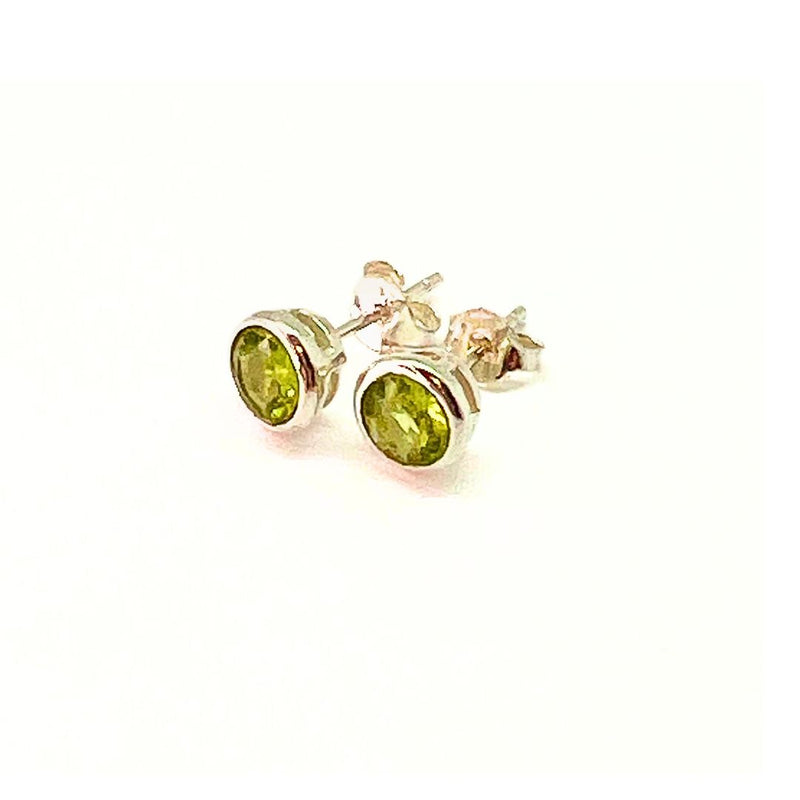 Peridot, stiftörhänge rund fasett 6 mm