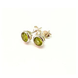 Peridot, stiftörhänge rund fasett 6 mm