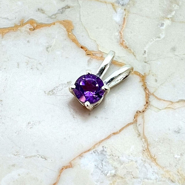 Amethyst small oval pendant with smooth silver setting