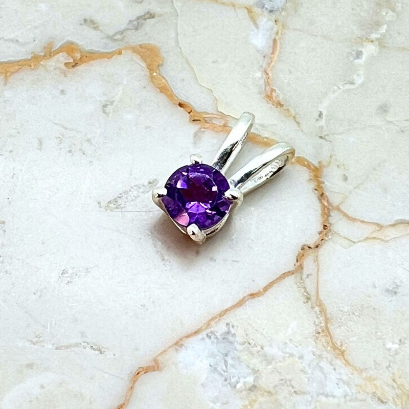 Amethyst small oval pendant with smooth silver setting