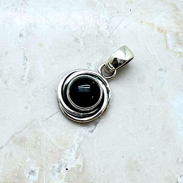 Onyx, small oval pendant