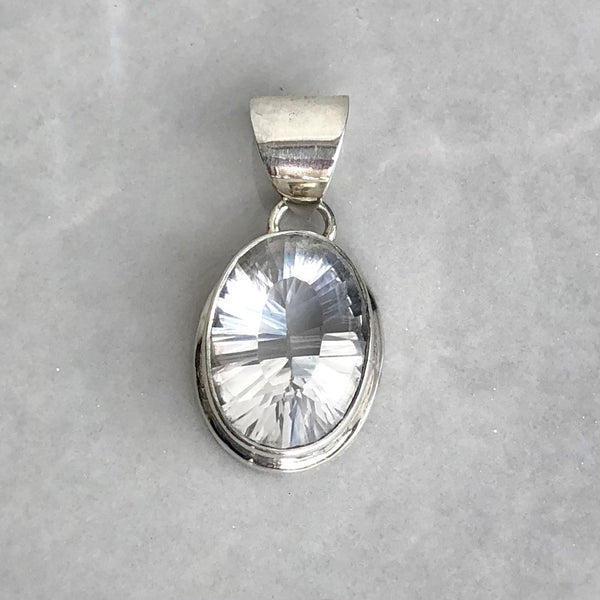 Bergkristall fasettslipad oval, hänge i silver