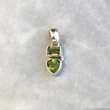 Peridoottiriipus kahdella kivellä