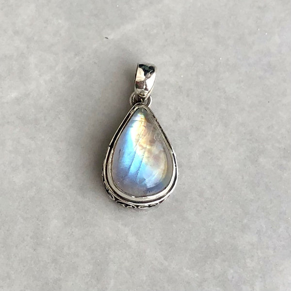 Rainbow moonstone pendant in silver with filigree
