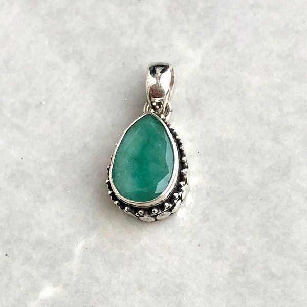 Emerald, oval pendant with silver filigree