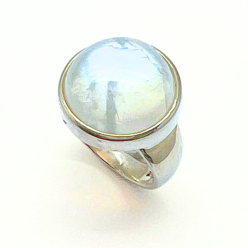 Regnbågsmånsten, rund sten med slät ring i sterling silver storlek 7,5