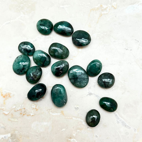 Emerald, tumbled crystal in A quality