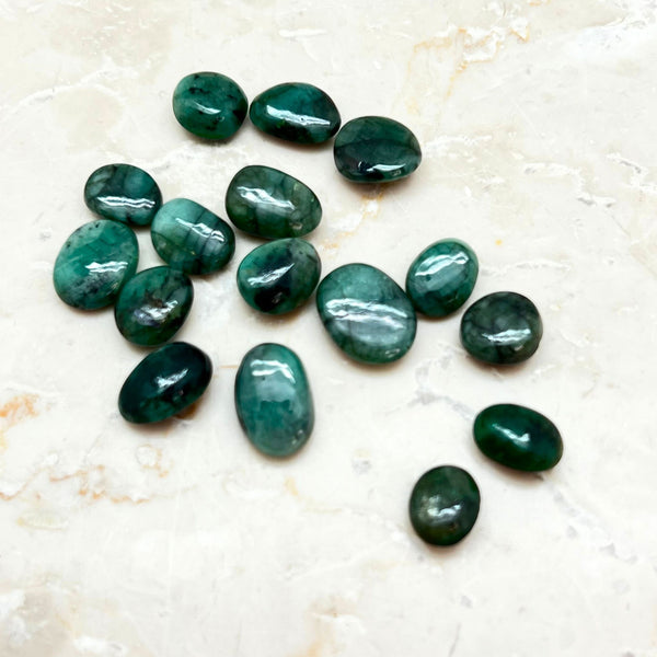 Emerald, tumbled crystal in A quality