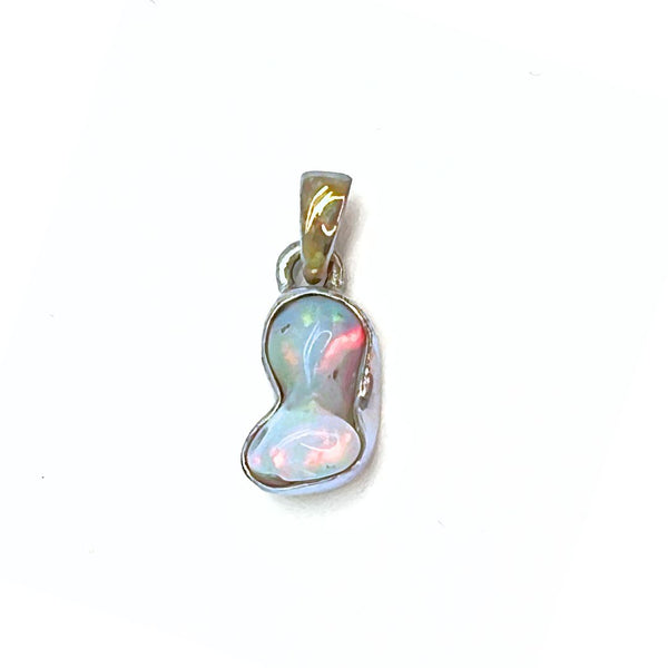 Opal naturlig form, infattad i silver