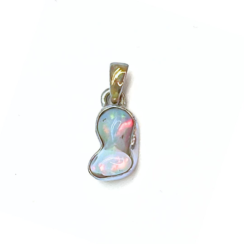 Opal naturlig form, infattad i silver