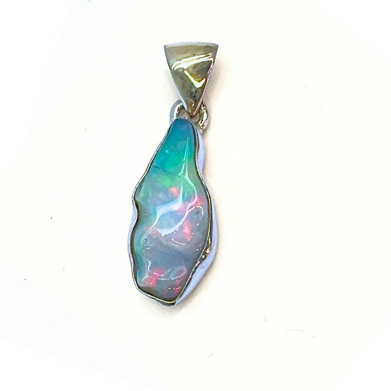 Opal naturlig form, infattad i silver