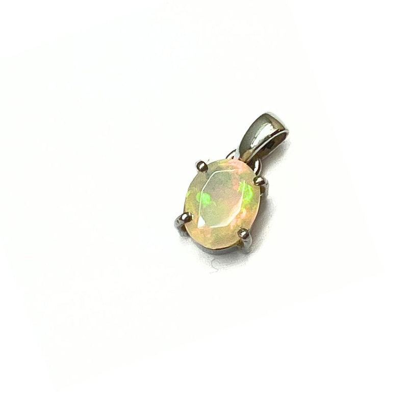 Opal, fasetterad kloinfattad fantastisk sten med magiskt glitter