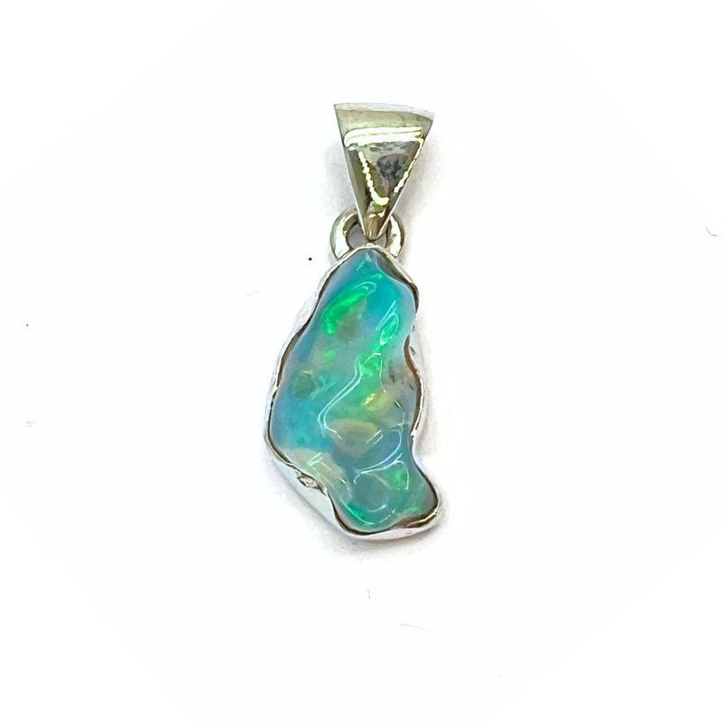 Opal naturlig form, infattad i silver