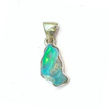 Opal naturlig form, infattad i silver