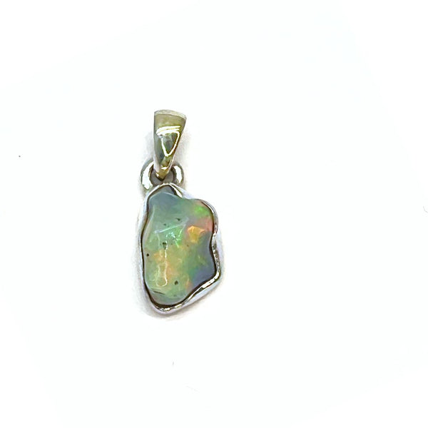 Opal naturlig form, infattad i silver