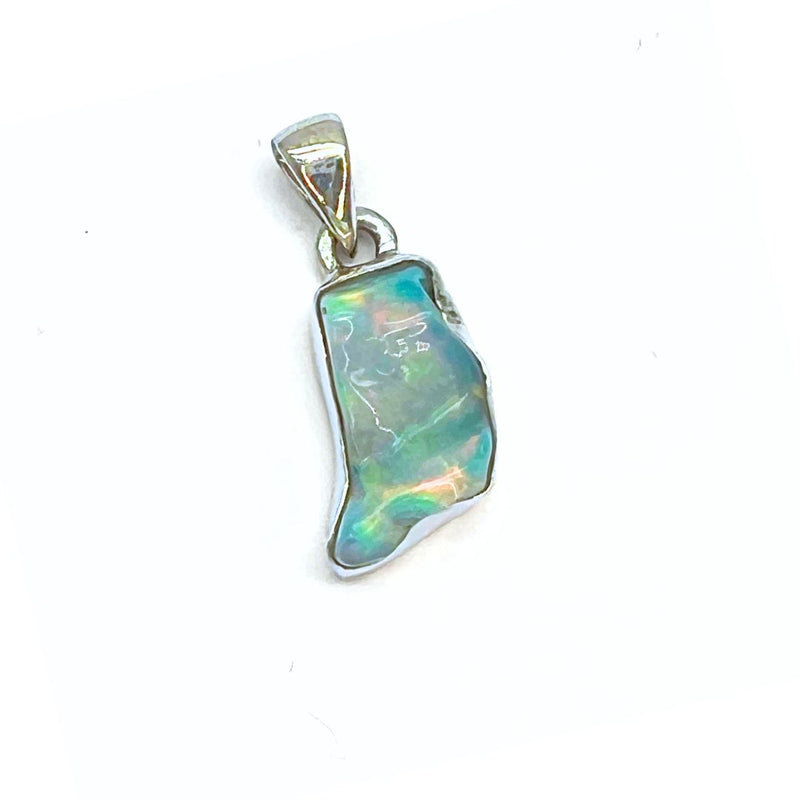 Opal naturlig form, infattad i silver