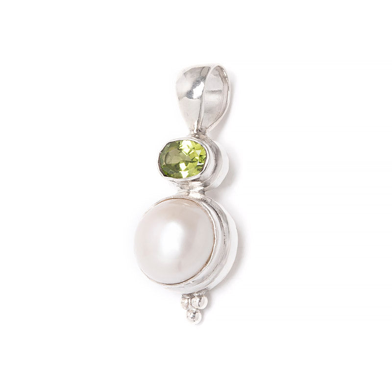 Freshwater pearl, silver pendant with peridot