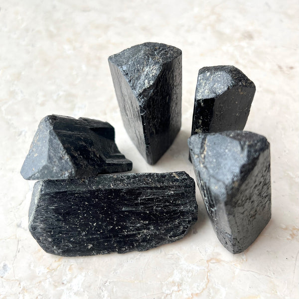 Musta turmaliini, päättynyt kristalli luonnollinen