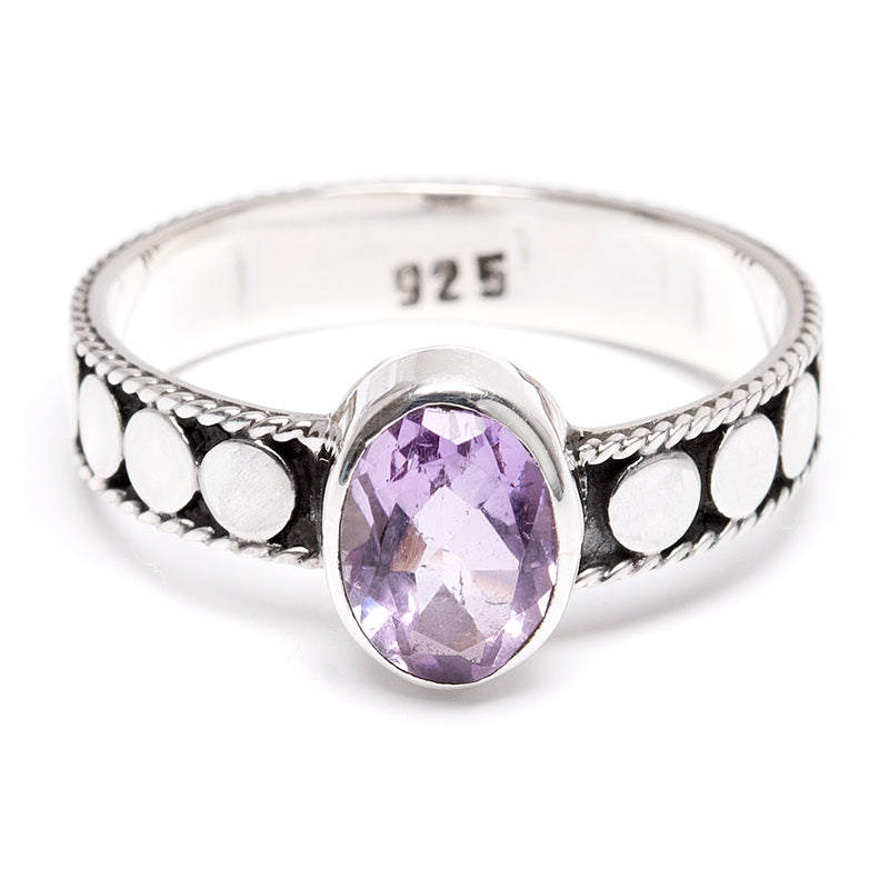 Amethyst, ring with filigree band 8 x 6 mm