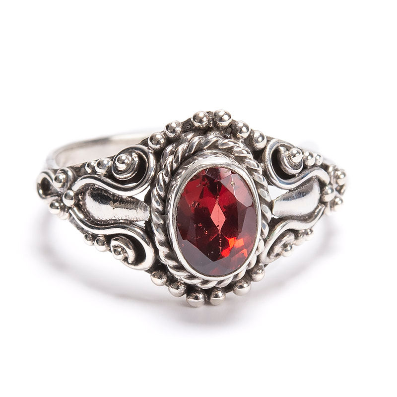 Granat, oval ring med silverfiligran