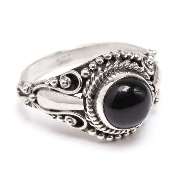 Onyx, round filigree ring in silver