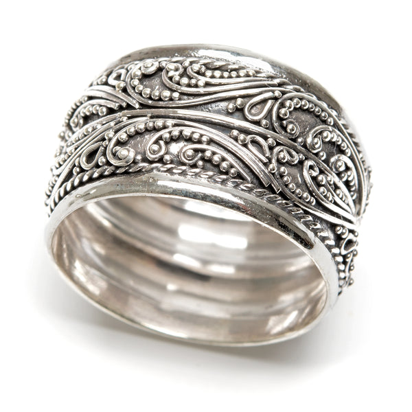 Silver ring with beautiful filigree pattern