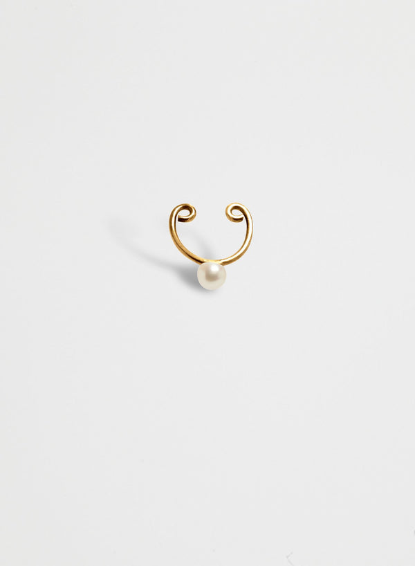 Cornelia Webb, piercing gold-plated nose ring with pearl