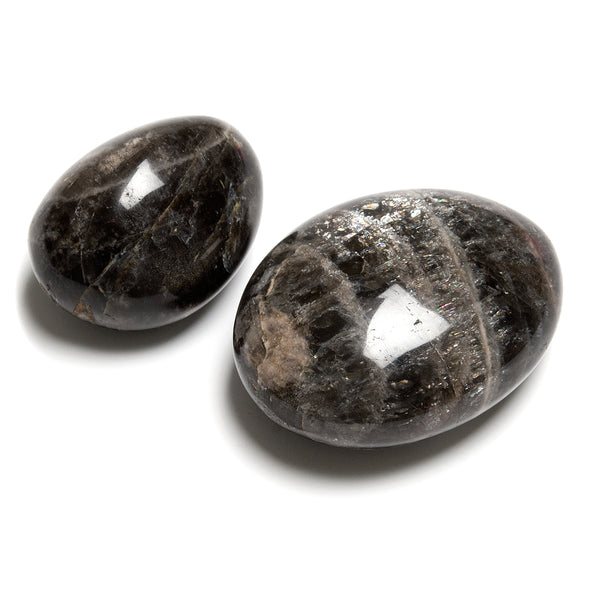 Kuukivi musta, hohtava kivi Madagaskarilta