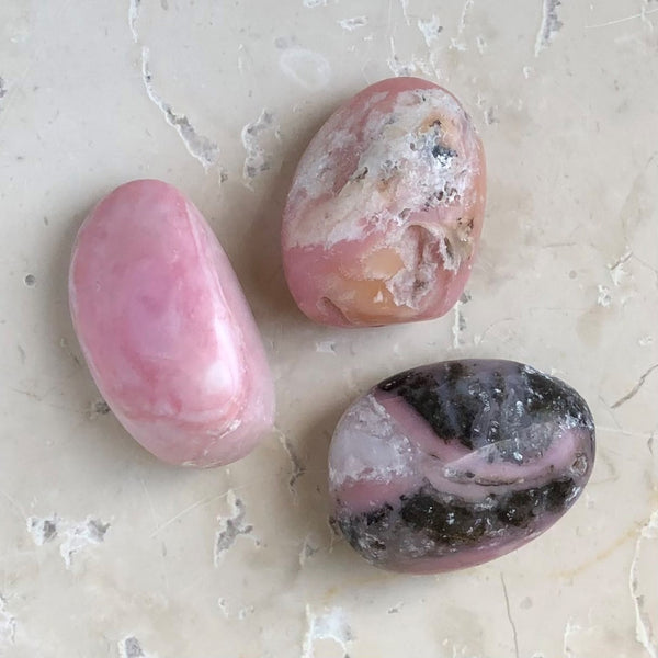 Opaali, vaaleanpunainen kierretty kivi